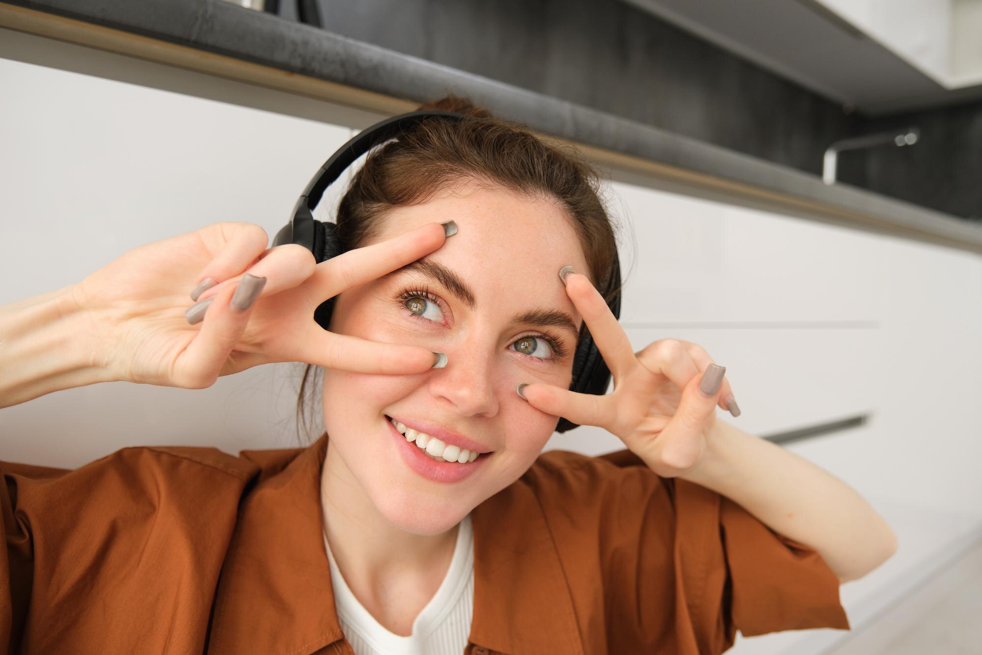 Mujer con ojos cerrados en postura de relajación consciente junto a ventana luminosa