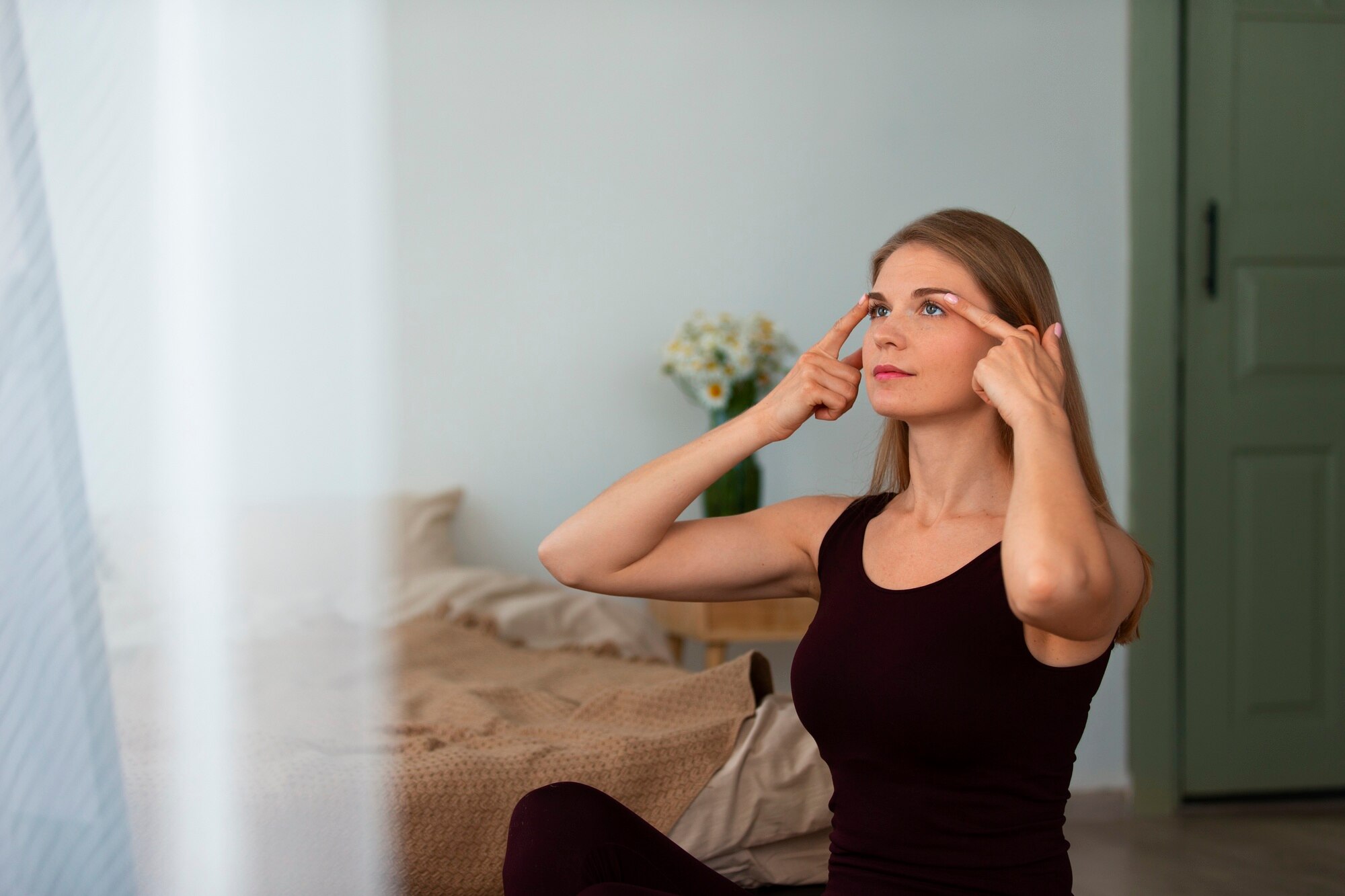 Primer plano del iris de un ojo humano con colores naturales bajo luz natural